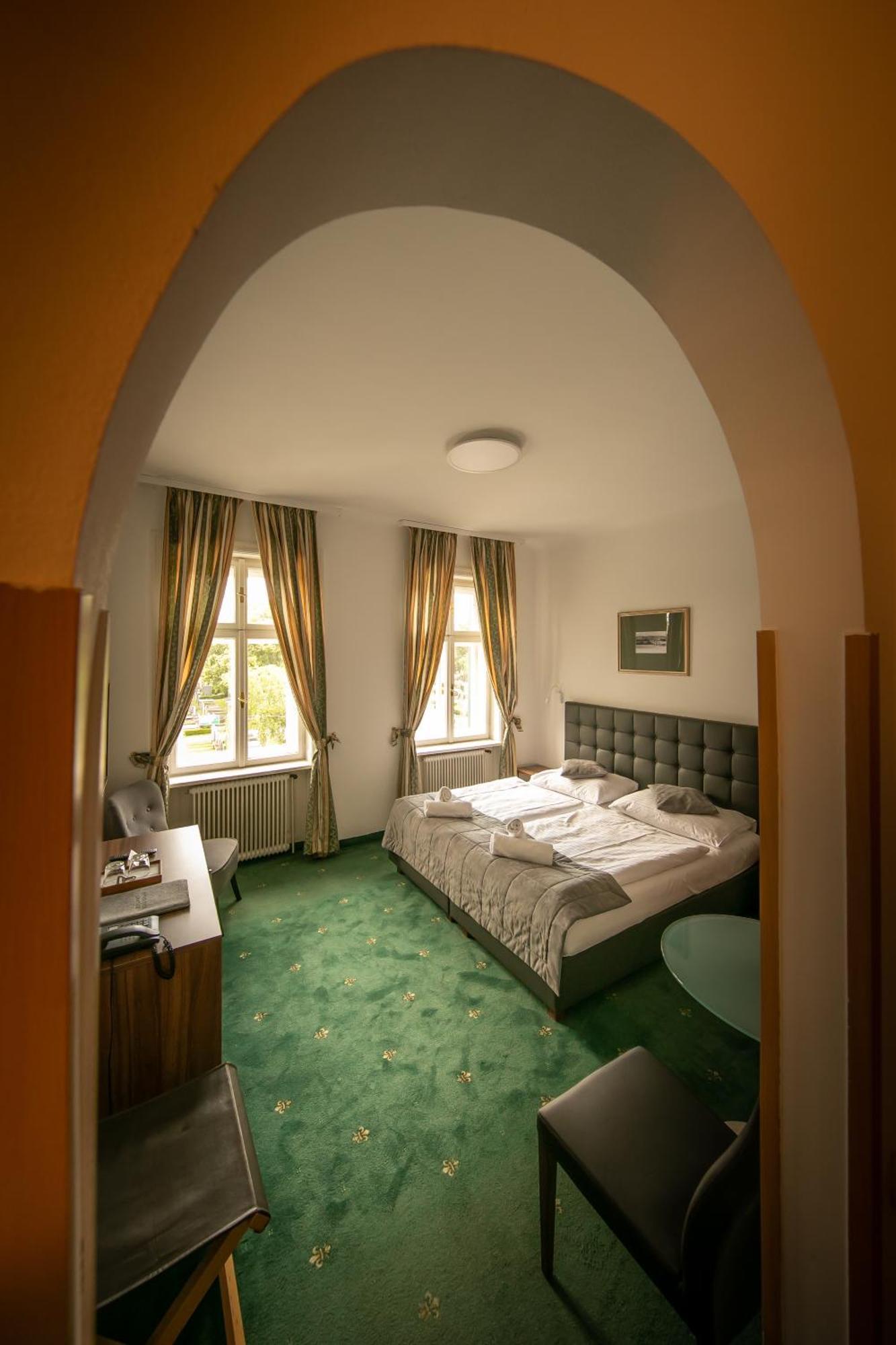 Hotel Bergwirt Schoenbrunn Vienna Exterior photo