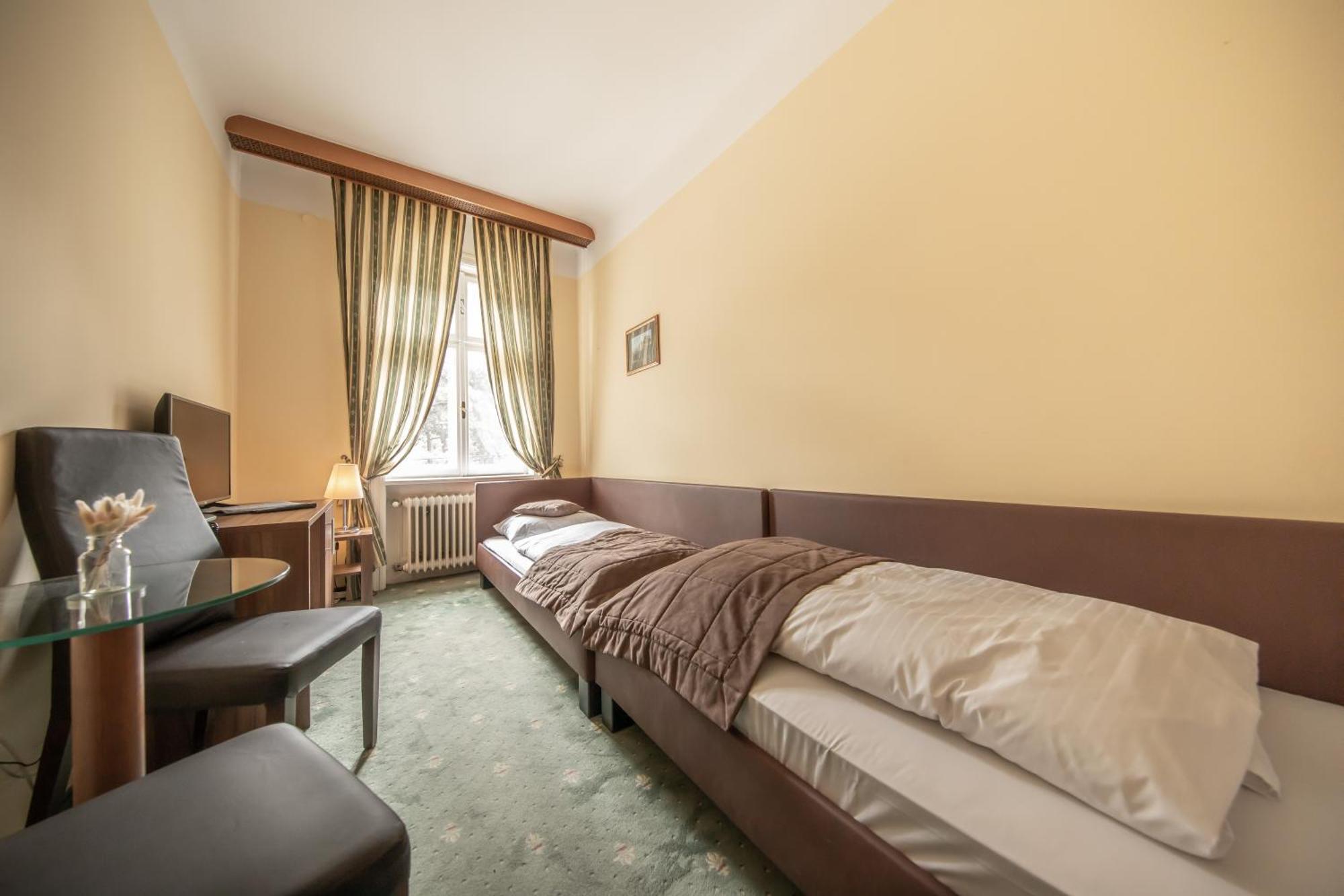 Hotel Bergwirt Schoenbrunn Vienna Exterior photo