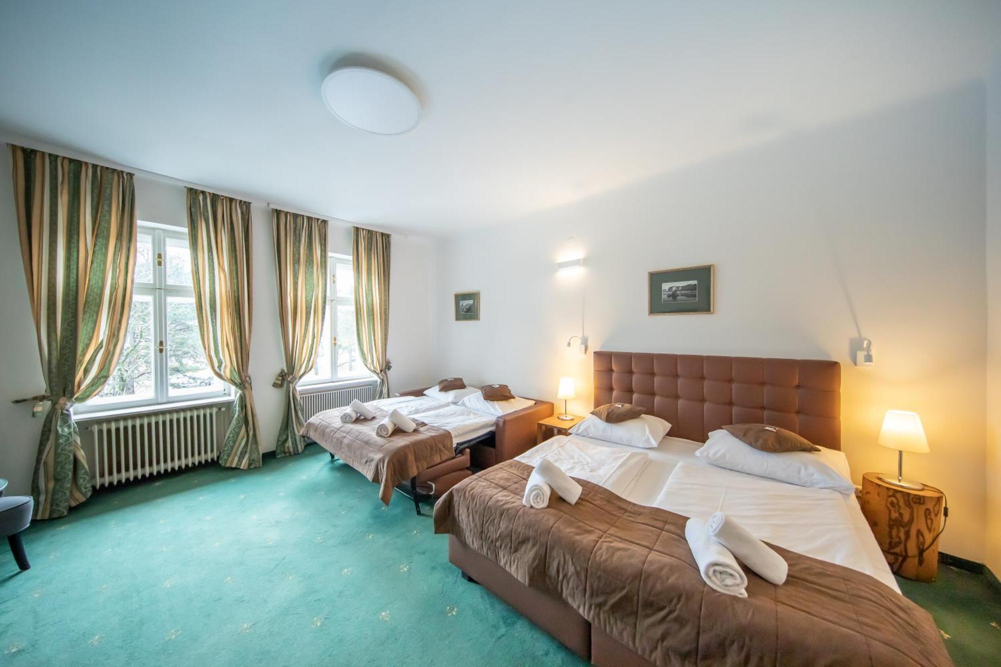 Hotel Bergwirt Schoenbrunn Vienna Exterior photo